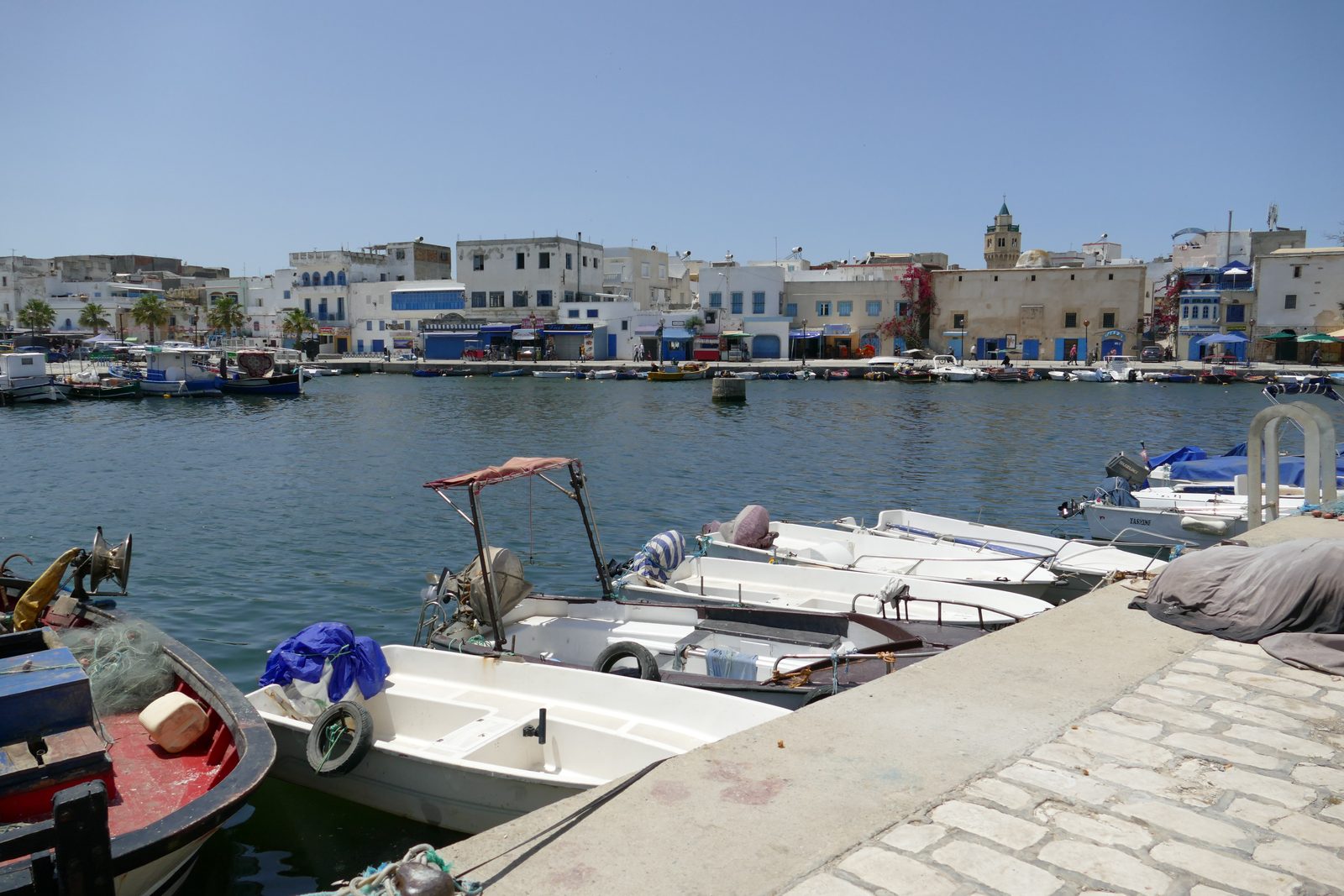 Vieux port de Bizerte avec ses bateaux de pêche traditionnels, illustrant le contexte maritime des projets suivis par le bureau d'études