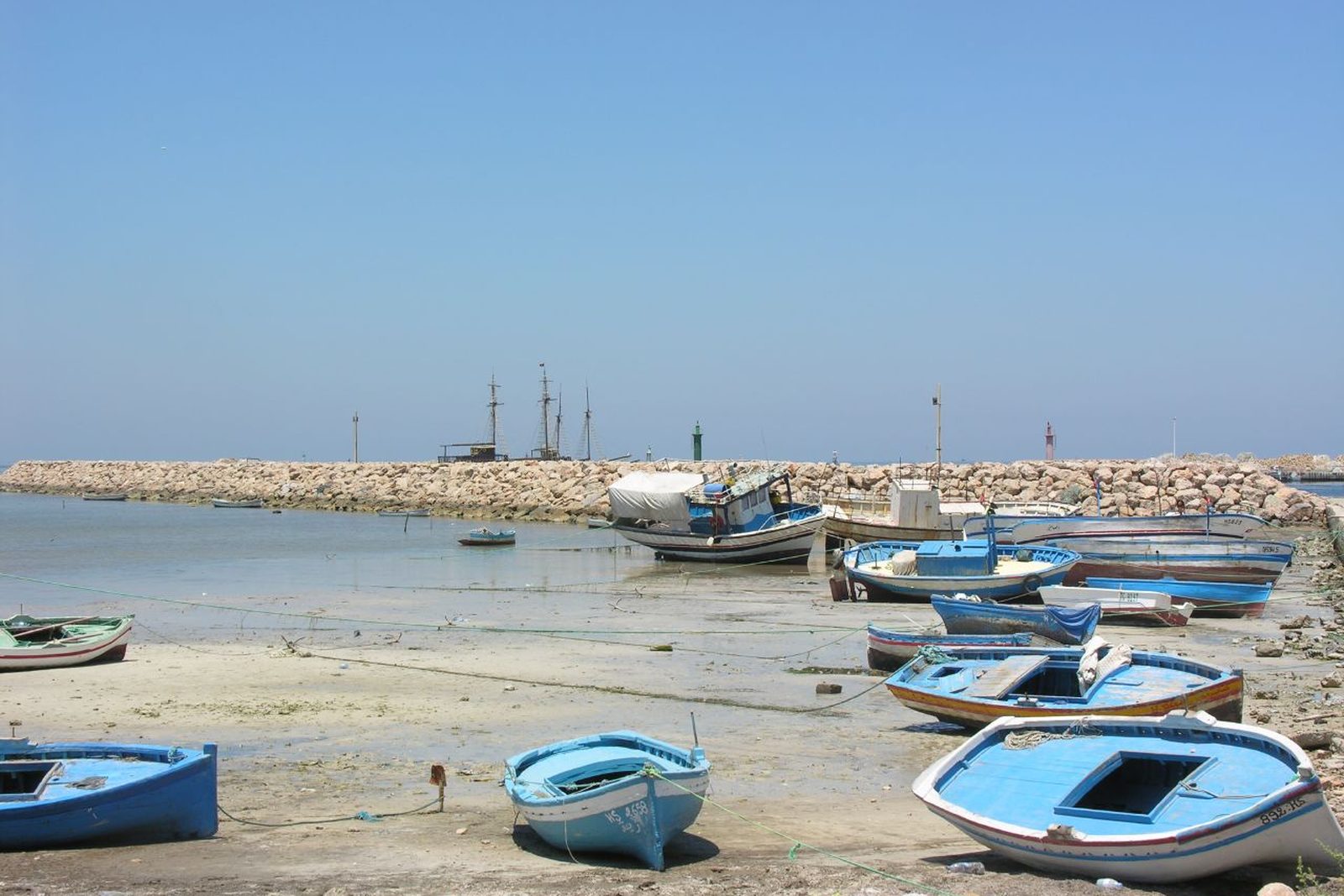Port de pêche traditionnel de Houmt Souk à Djerba, illustrant le tissu de constructions hôtelières et traditionnelles accompagné par le bureau d'études