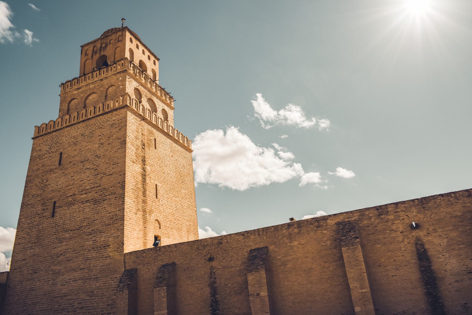 Minaret de la Grande Mosquée de Kairouan, illustrant le patrimoine architectural de la ville