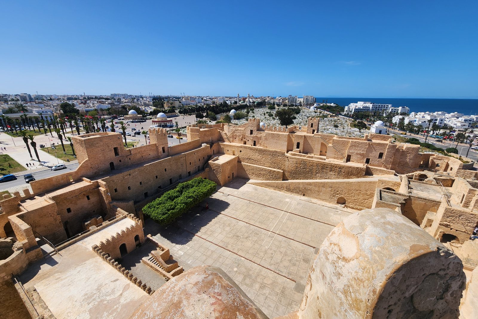 Vue aérienne du Ribat de Monastir et du front de mer, illustrant le tissu hôtelier et urbain dense accompagné par le bureau d'études