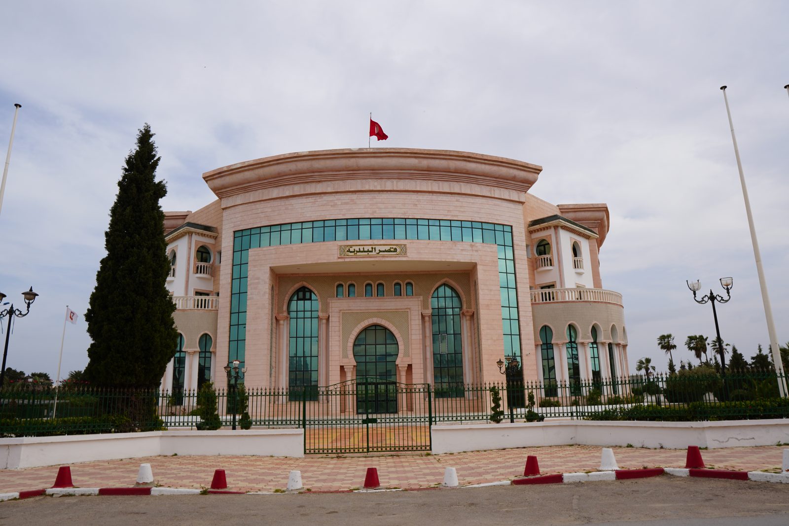 Palais municipal de Nabeul, illustrant l'architecture institutionnelle et le développement urbain suivis par le bureau d'études