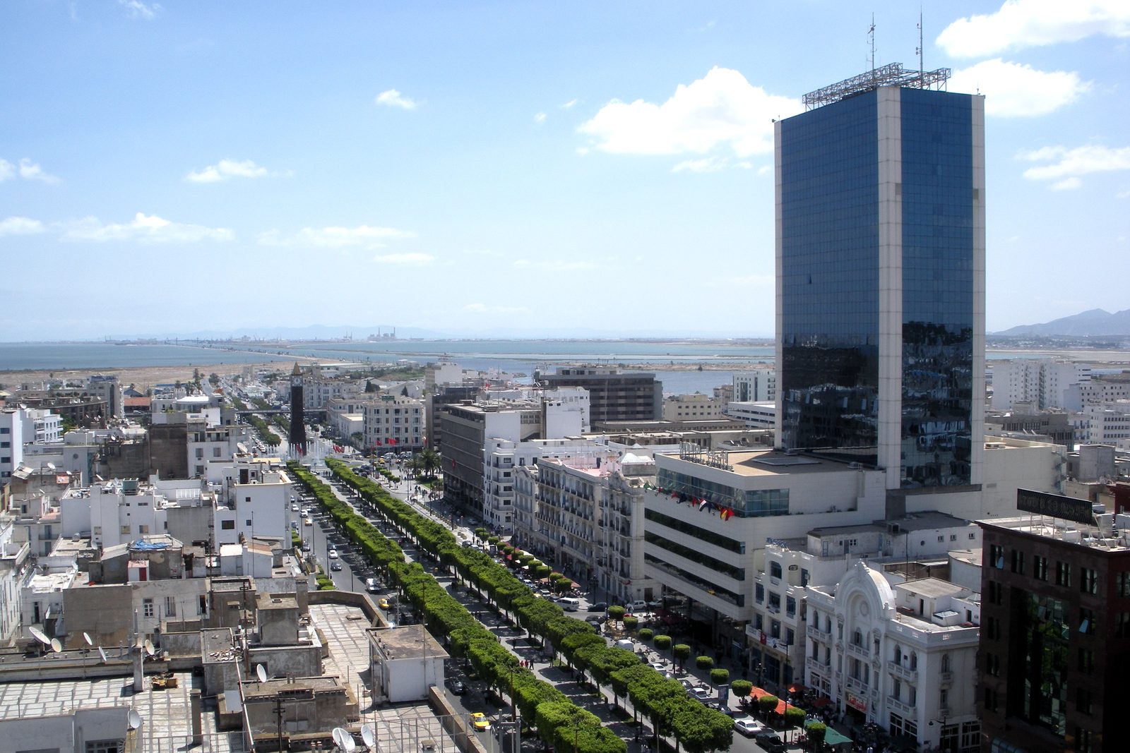Vue aérienne de l'avenue Habib Bourguiba à Tunis, illustrant le renouveau architectural du Grand Tunis